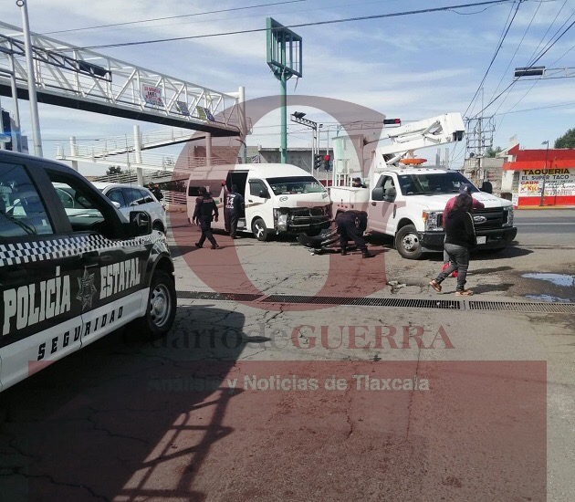 Sólo daños materiales por choque entre colectiva y unidad de alumbrado público, en San Pablo del Monte