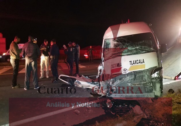 Copiloto de colectiva resulta lesionado tras choque contra señalética, en Panotla