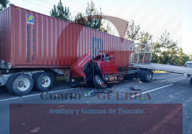 Aparatoso accidente sólo deja daños materiales, en la Mena-Huamantla
