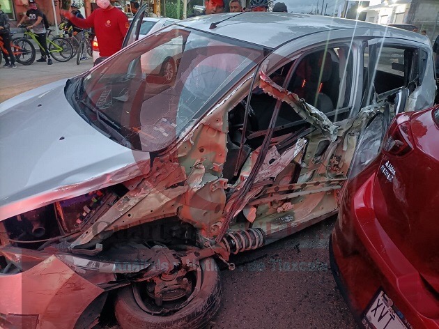 Conductor ebrio provoca accidente y deja lesionada a una embarazada, en Totolac