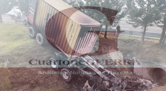 Trailero sale ileso tras el incendio de su tractocamión, en Tzompantepec
