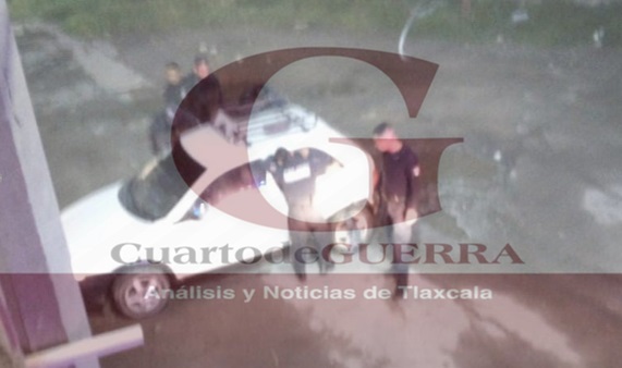 Ebrios sujetos golpean a policías de la SSC, son detenidos, en Chiautempan