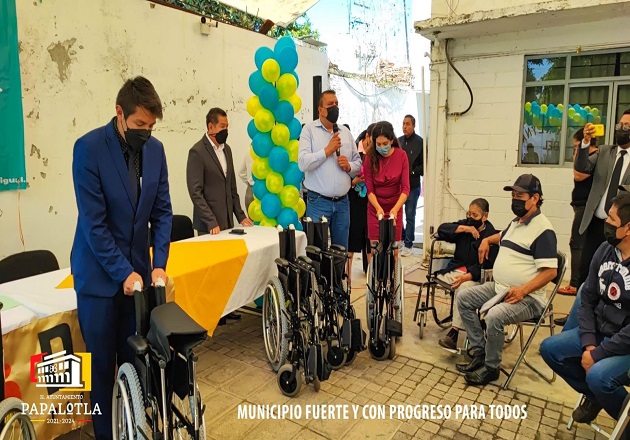 Entrega el gobierno de Papalotla sillas de ruedas a personas en condiciones vulnerables