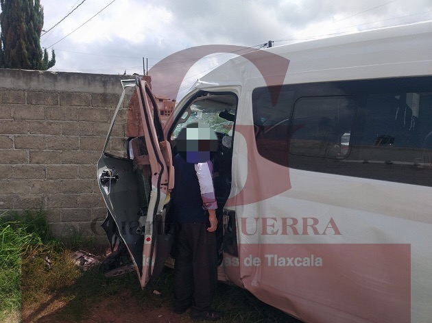 Deja dos lesionados el choque de una camioneta contra una barda, en Zacatelco
