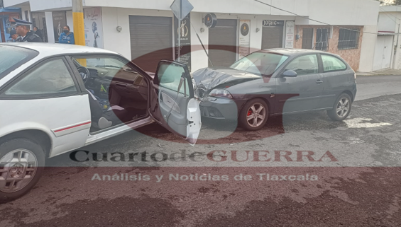 Ebrio sujeto provoca accidente vehicular en La Loma Xicohténcatl