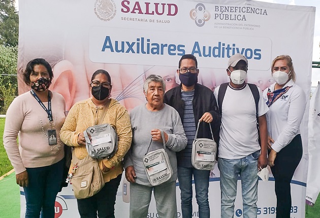 Realiza Ayuntamiento de Apetatitlán entrega de auxiliares auditivos