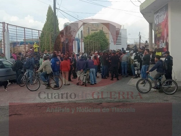 Obligan vecinos de Xicohtzinco a parar trabajos para construir sucursal del Banco del Bienestar