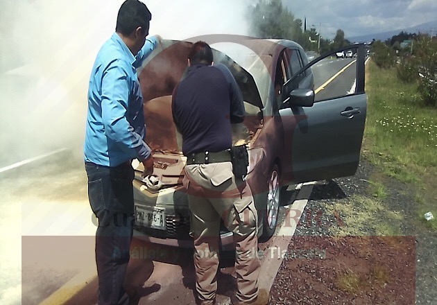 Se incendia vehículo sobre la Tlaxcala-Texmelucan, en Panotla