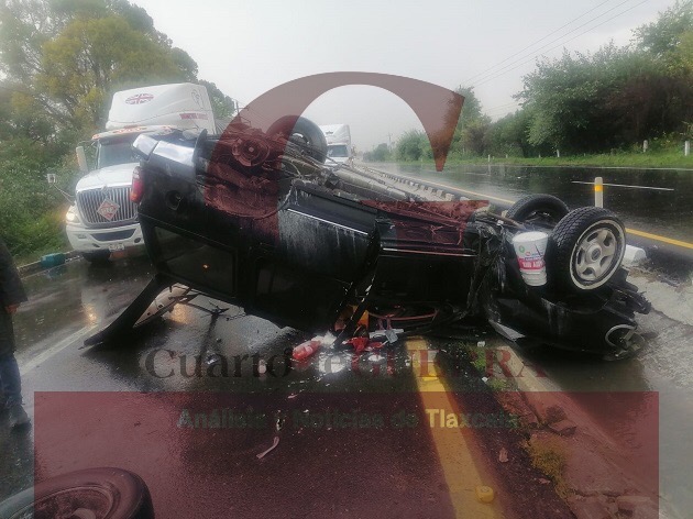Conductor resulta herido tras fuerte volcadura de su camioneta, en la Texmelucan-Tlaxcala
