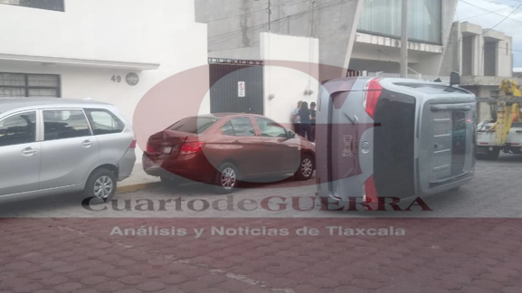 Vuelca camioneta en San Pablo del Monte y resulta herido un hombre