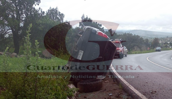 Dejan accidentes en Tlaxco daños materiales en aparatosas volcaduras