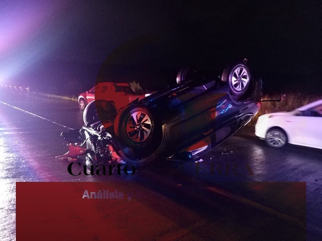Vuelca aparatosamente camioneta en el Arco Norte con saldo de tres lesionados