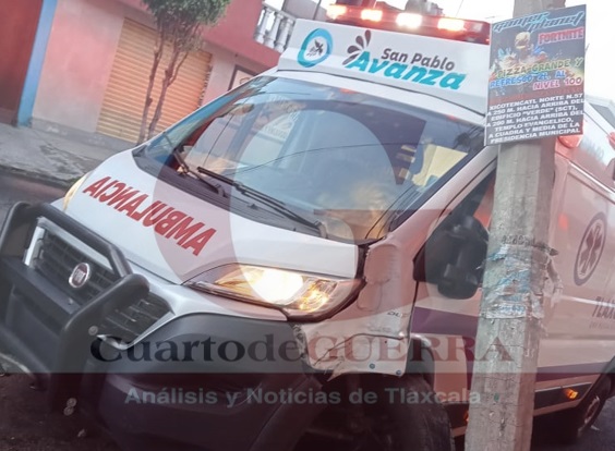 Se estampa ambulancia de San Pablo del Monte contra poste de luz