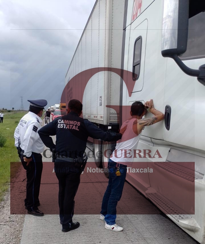 Trailero provoca accidente y elementos de la SSC le dan alcance y aseguran, en Arco Norte