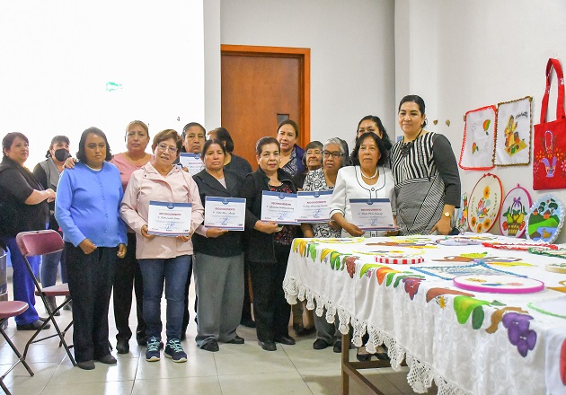 Concluyen adultos mayores de Apetatitlán curso de pintura textil