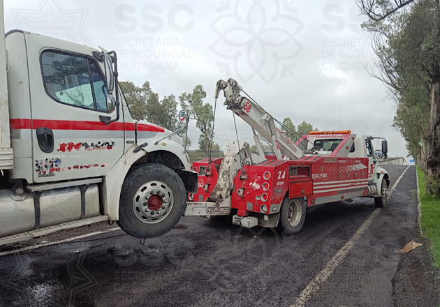 Tras accidentarse en Tocatlán, tractocamión es asegurado por la SSC
