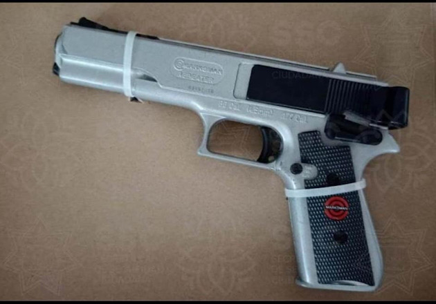 Detienen a dos masculinos por la portación de réplicas de armas de fuego