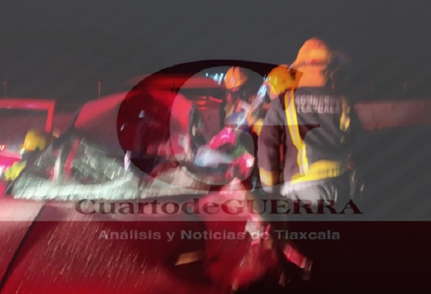 Salva la vida automovilista y es rescatado en el Periférico de Tlaxcala