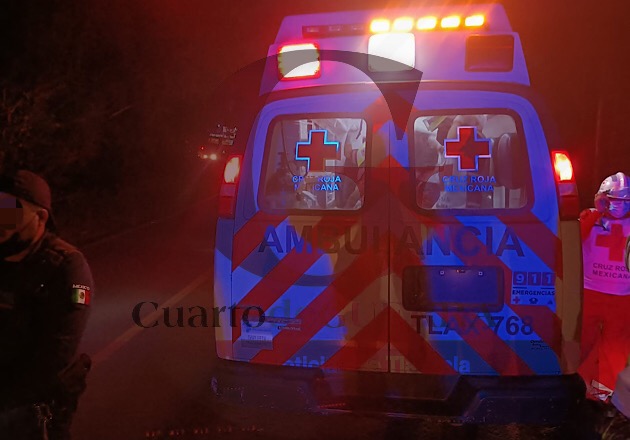 Motociclista resulta herido cuando auto lo saca de la carretera, en Tlaxcala