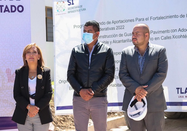 En Tzompantepec, gobernadora Lorena Cuéllar y alcalde Manuel Ramos supervisan obras