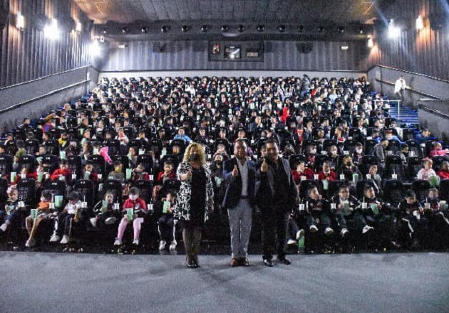Consiente Ayuntamiento a vecinos de Apetatitlán con función de cine gratis
