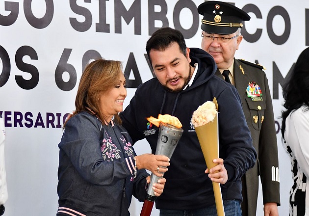 Entrega gobernadora el fuego simbólico de Independencia a Santos Cedillo
