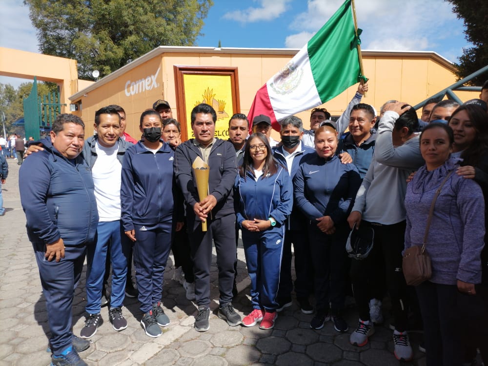 Alcalde de Zacatelco recibe fuego simbólico de fiestas patrias de manos de la gobernadora del estado