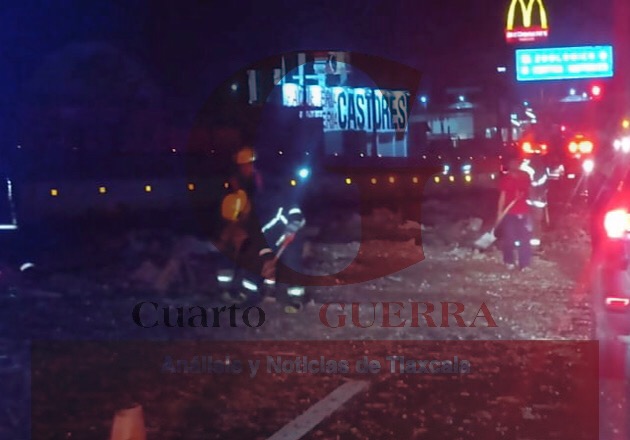 Caos vehicular provoca caída de carga de trailer sobre la Vía Corta