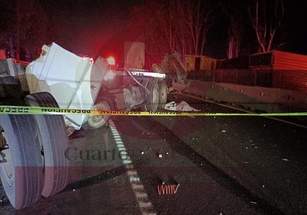 Muere trailero en accidente de dos unidades pesadas, en San José Teacalco