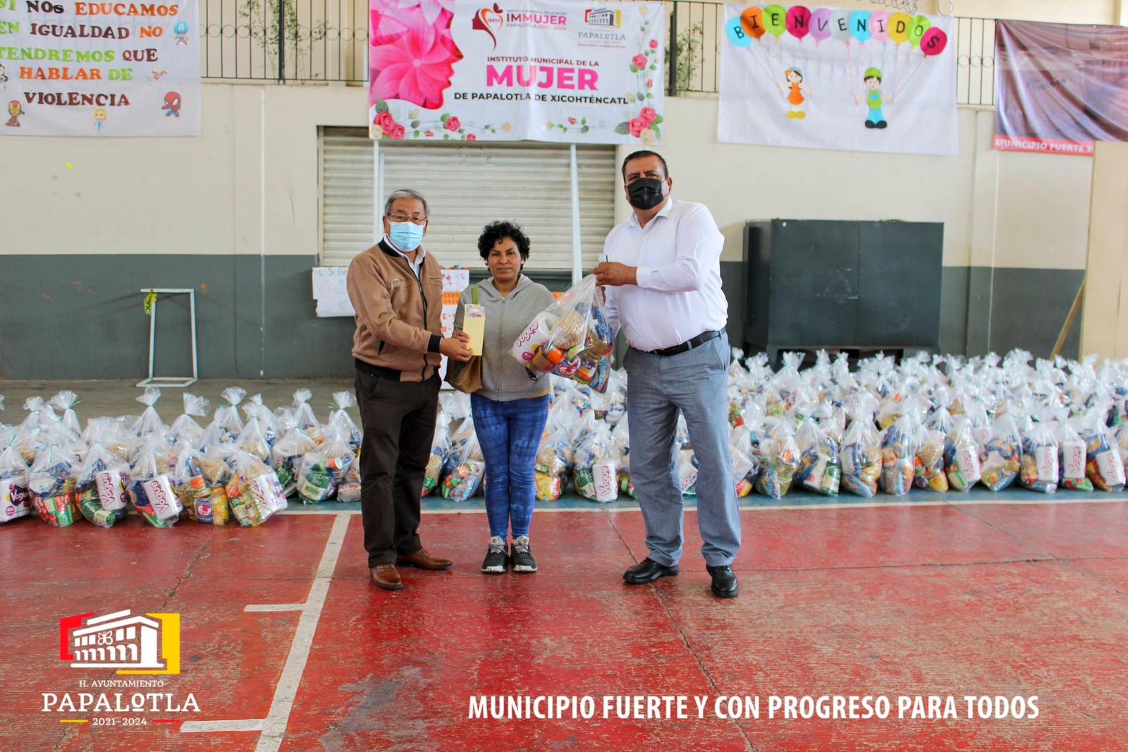 Realiza el gobierno de Papalotla segunda entrega de despensas y apoyos económicos a estudiantes becados