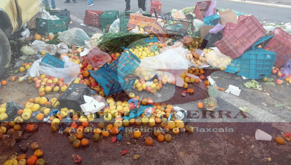 Chocan comerciantes y resultan heridos, en Acuamanala