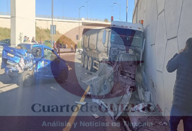 Por carga vehicular, tráiler embiste a tres vehículos, en el Distribuidor Vial El Molinito