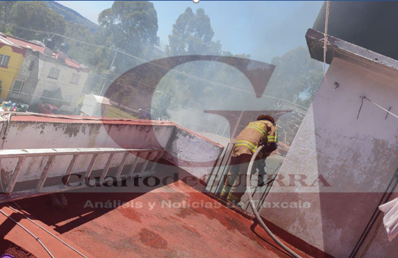 Por probable corto circuito, se incendia una casa, en la Unidad 'La Virgen', en Panotla