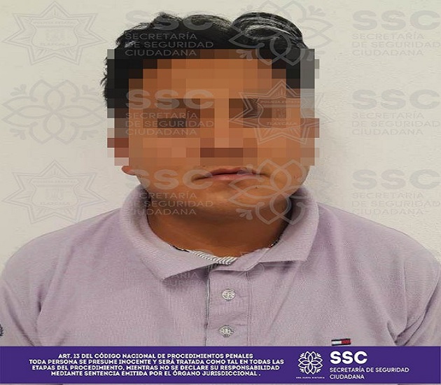 Lo detienen en vehículo con aditamentos policiales, en Zacatelco