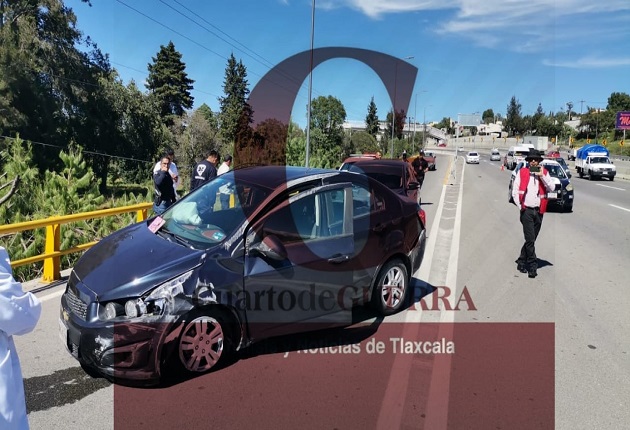 Por supuesta pinchadura, estudiante vuelca a bordo de su automóvil en la Tlaxcala-Huiloac