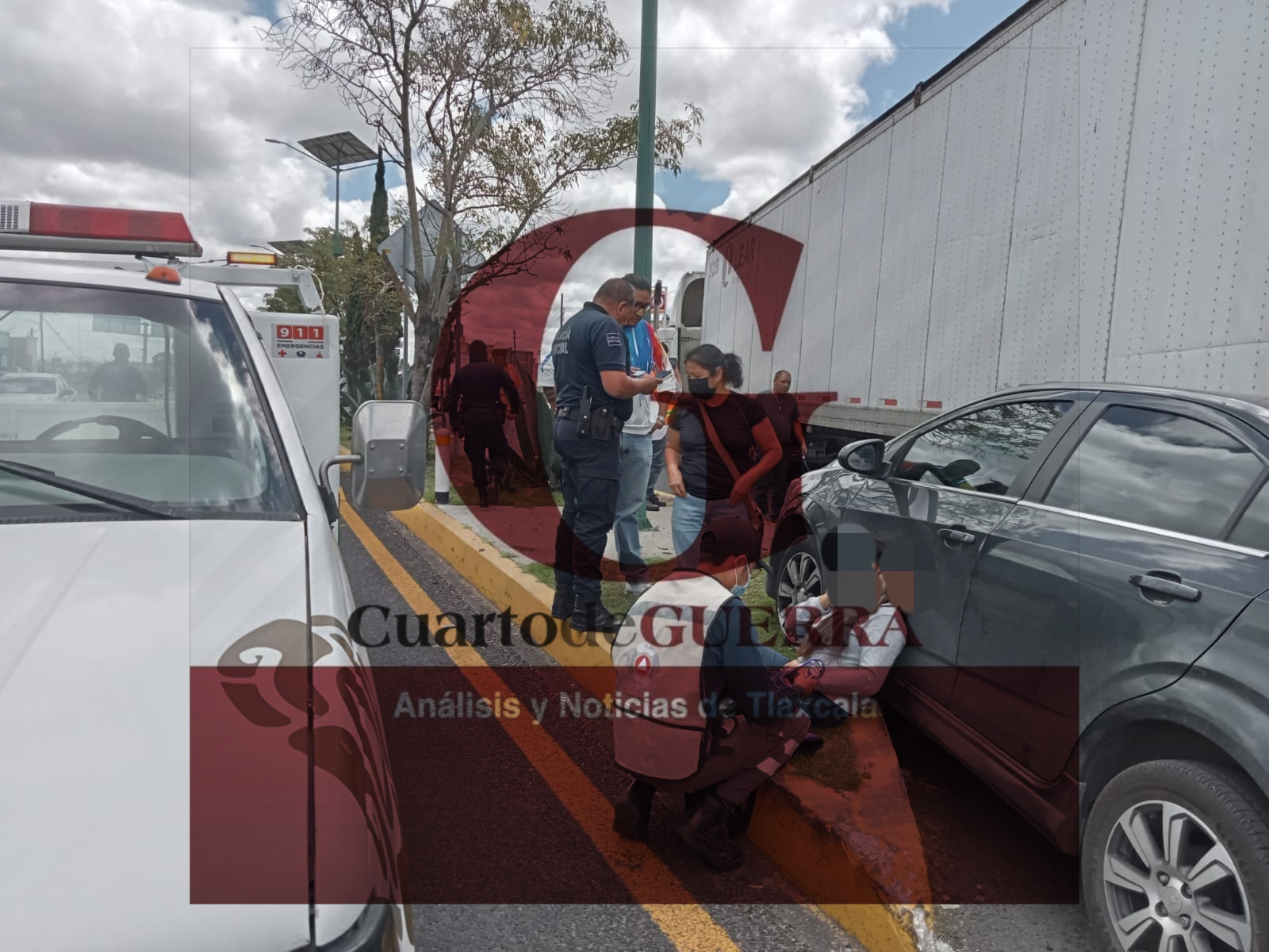 Una mujer lesionada tras accidente de tráiler que embistió a un automóvil, en Calpulalpan