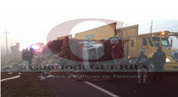 Se desprende plataforma de tráiler y provoca volcadura de unidad pesada,en Huamantla