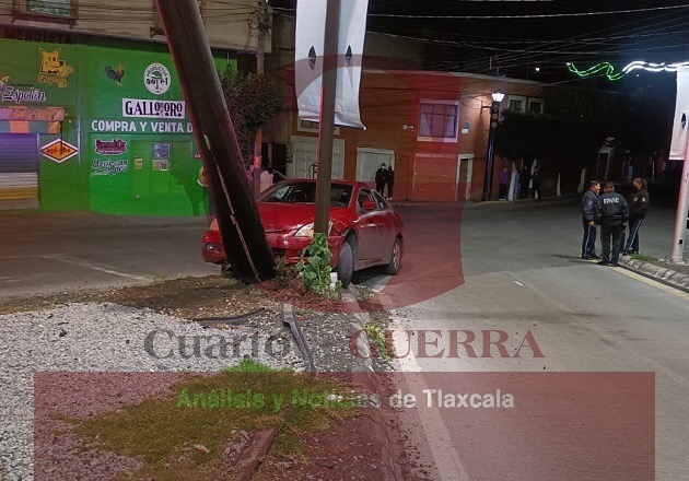 Choca contra semáforo y luminaria; luego, abandona vehículo en el Trebolito, en Tlaxcala