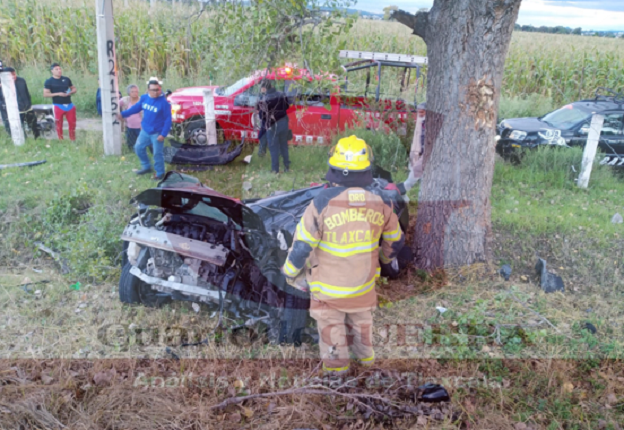 Muere un hombre y queda prensado sobre la autopista Tlaxcala-Texmelucan