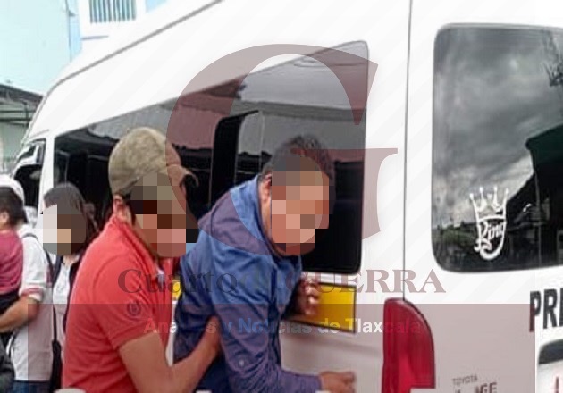 Ebrio conductor de colectiva se impacta contra auto estacionado, en Tlaxcala