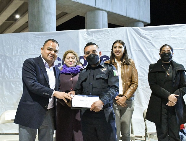 Entrega gobierno de Apetatitlán estímulo económico a policías que salvaron la vida a adolescente