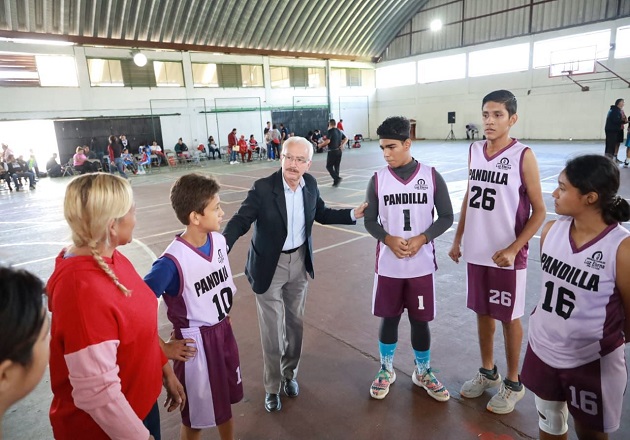 Recibe Chiautempan a equipo de basquetbol de Cardel para prácticas de fogueo