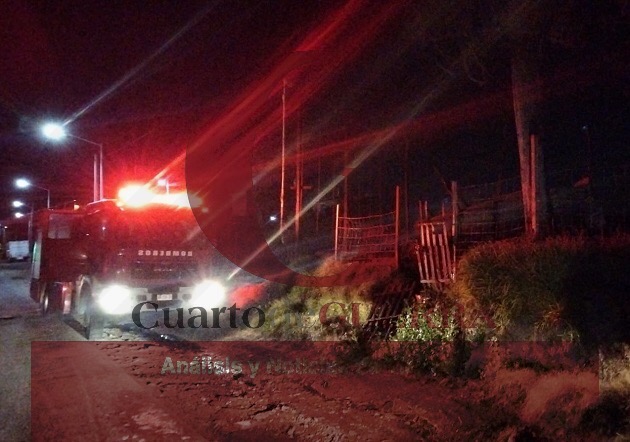 Se incendia negocio de canastos y petates, en Tetla; bomberos acuden a la emergencia