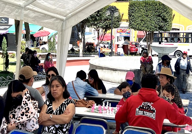 Alegría y diversión viven familias en Dominguearte