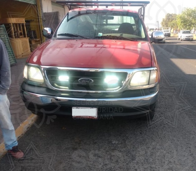 Por circular con aditamentos policiales, la Policía Estatal asegura vehículo