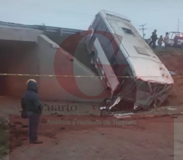 Sube a dos personas sin vida, saldo del choque de tráiler contra autobús, en Huamantla