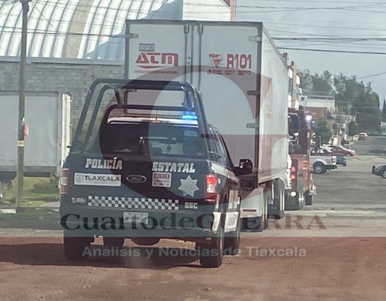 En persecución, recuperan tráiler que había sido robado en Calpulalpan