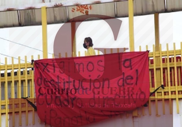 Con mantas, normalistas de Panotla insisten en destitución de cuadro directivo