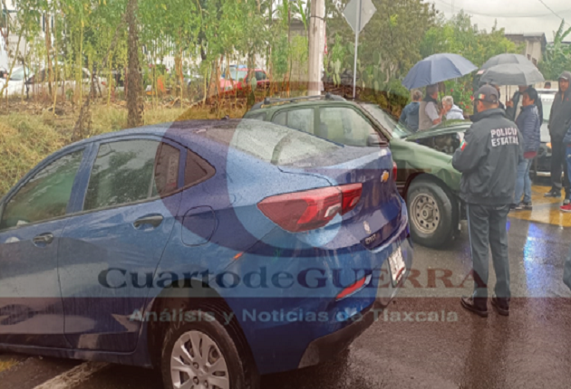 Deja dos lesionados choque frontal entre dos vehículos en la Texoloc-Tlaxcala