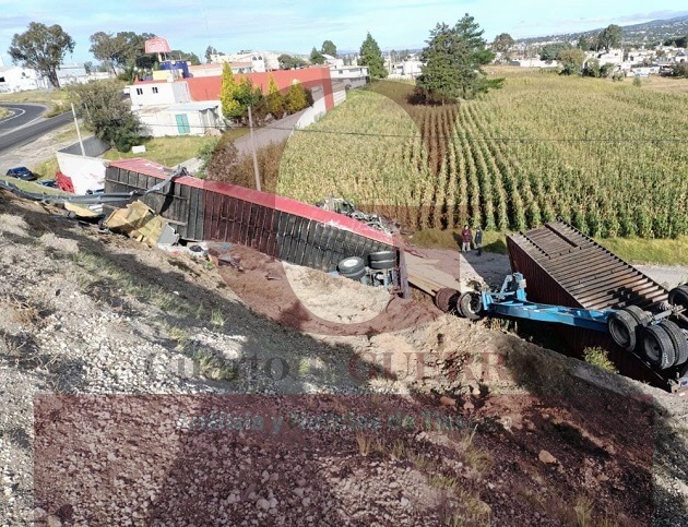 Sobrevive trailero a fuerte volcadura, en la México-Veracruz